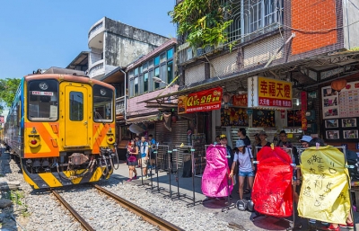 【基隆港限定】福隆舊草嶺隧道.十分瀑布.十分老街.平溪車站放天燈一日遊程-8小時遊程